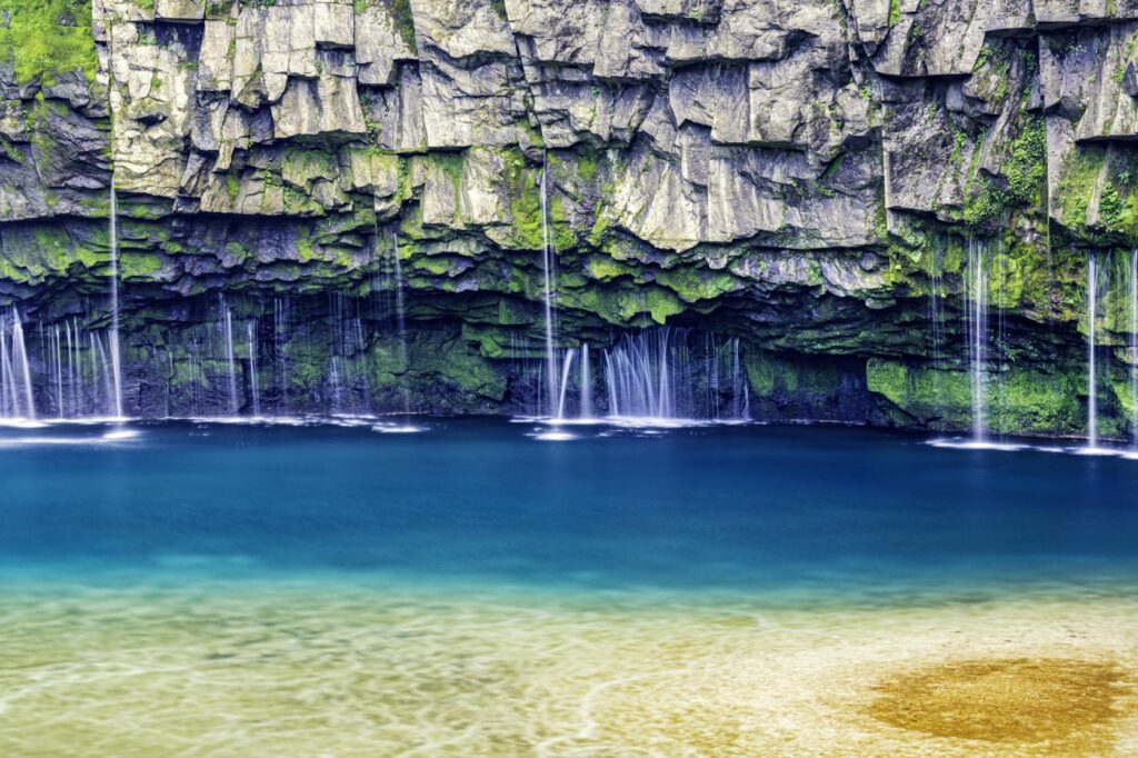 雄川の滝 エメラルドグリーンの滝壺・神川の滝 迫力をお楽しみ下さい