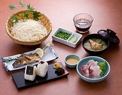 涼を求めて　指宿 唐船峡そうめん流しへどうぞ