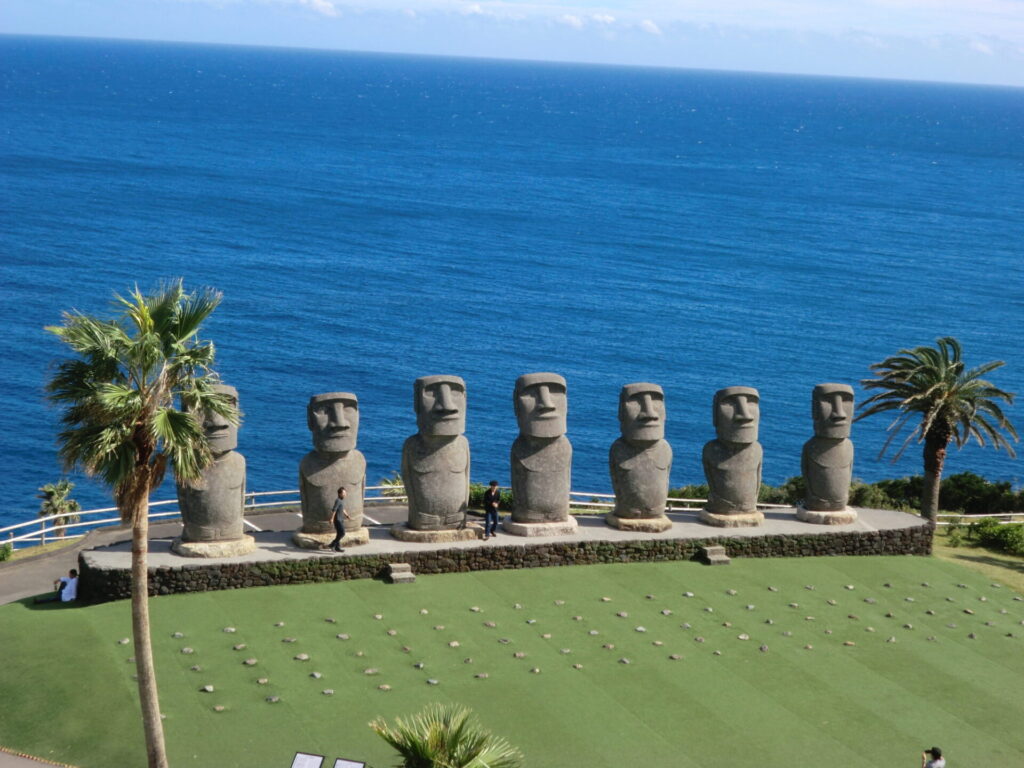 ～南国宮崎　初夏の絶景～青い日南海岸と紫に咲くジャカランダ